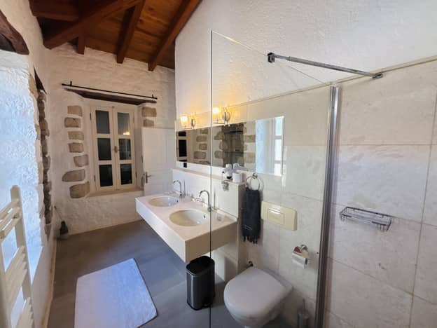 Havuz Manzaralı Suit Oda